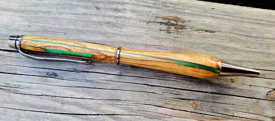Stylo en bois et résine epoxy