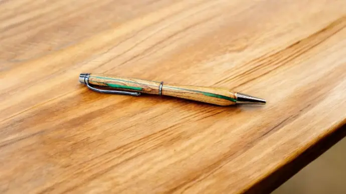 Stylo en bois + résine